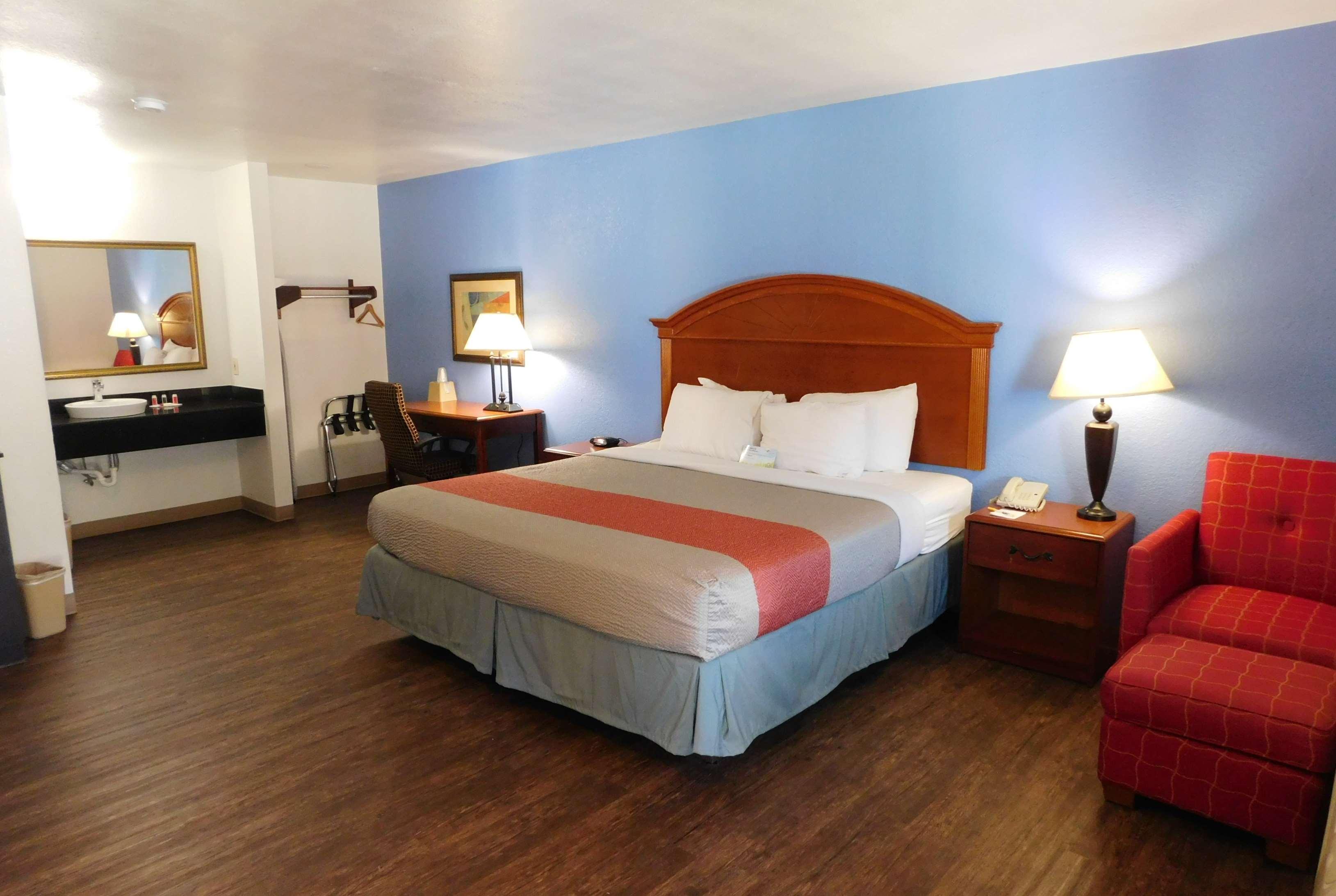 Days Inn By Wyndham Oklahoma City Nw Expressway Warr Acres Eksteriør billede