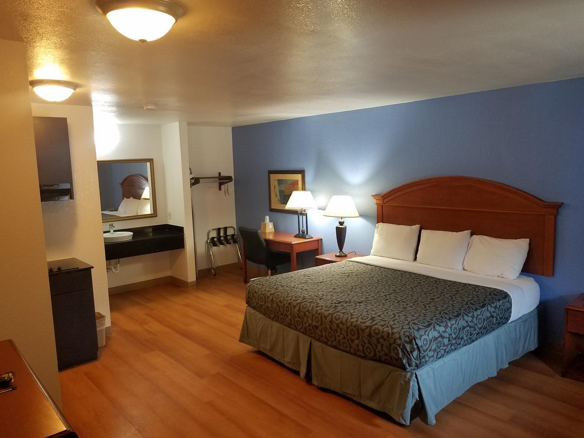 Days Inn By Wyndham Oklahoma City Nw Expressway Warr Acres Eksteriør billede